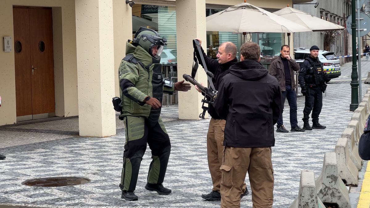 Policie uzavřela část centra Prahy u synagogy kvůli zavazadlu